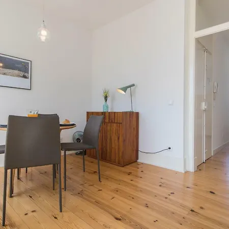 Lovelystay - Sunny Santa Catarina Ii Apartment Lissabon
